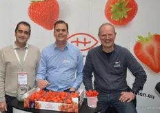 Johan Van Alphen van Special Fruit wipte even langs in de stand bij Coöperatie Hoogstraten waar Marcel Biemans en Peter Rombouts aardbeien uitdeelden en de laatste stand van zaken in de aardbeienmarkt met geïnteresseerden, waaronder de fotograaf (https://www.groentennieuws.nl/article/9178380/hoge-prijzen-worden-beter-gewaardeerd-dan-hoge-temperaturen-in-aardbeienmarkt/) , deelden.